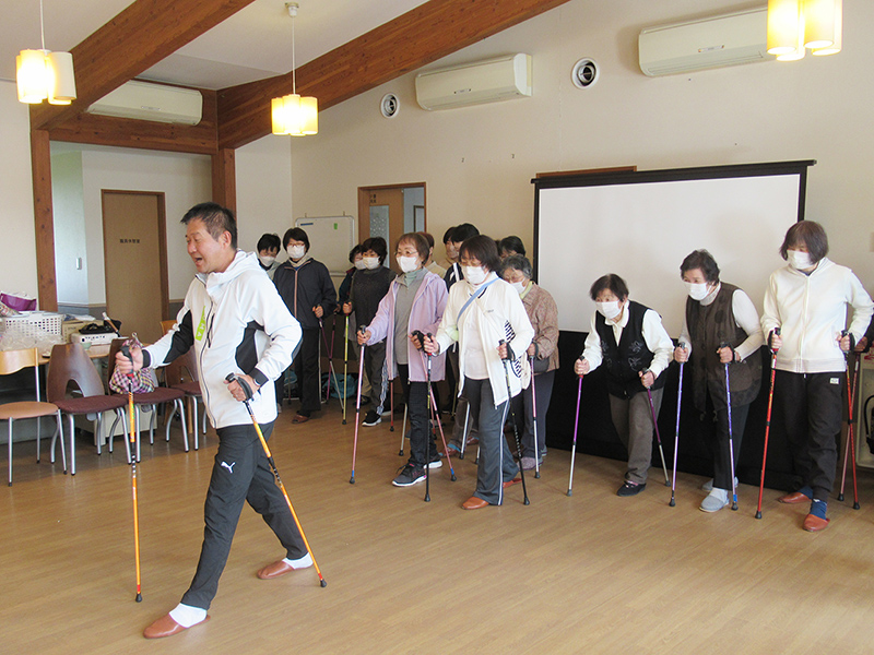 埼玉・深谷　講師招いてポールdeウォーク教室　「ポールの使い方がわからない」と聞き